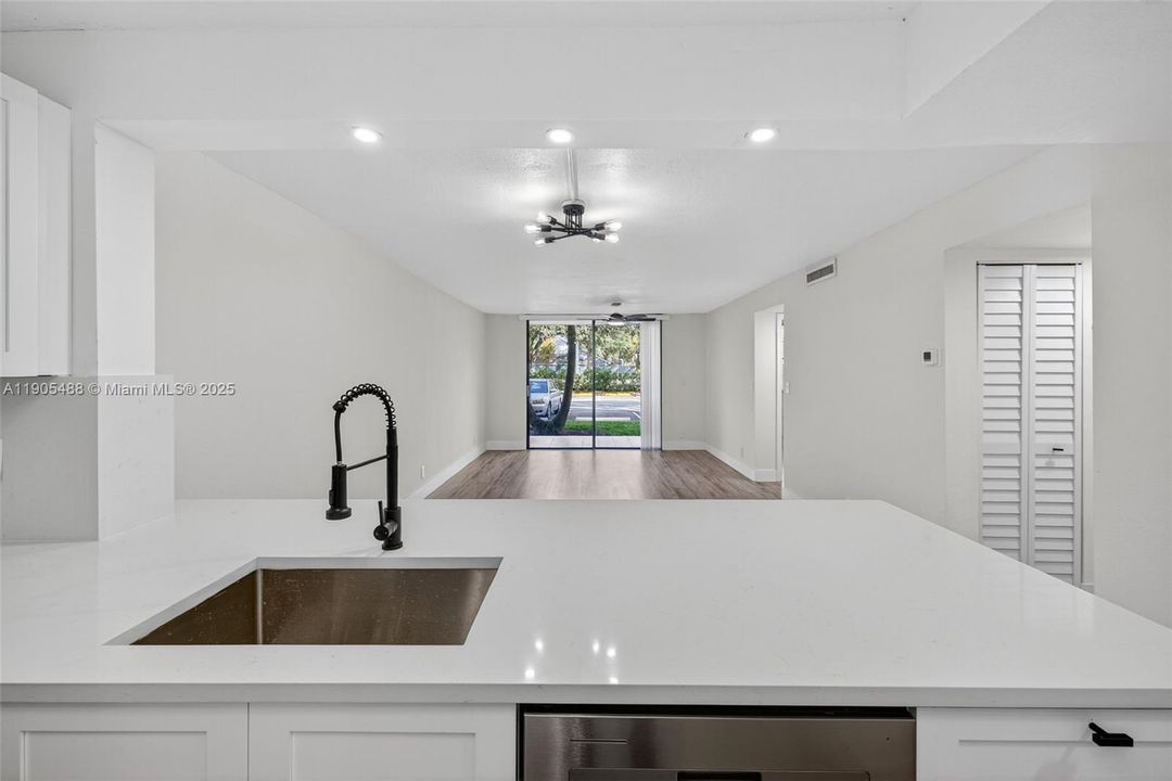 Active With Contract: $189,900 (2 beds, 2 baths, 995 Square Feet)