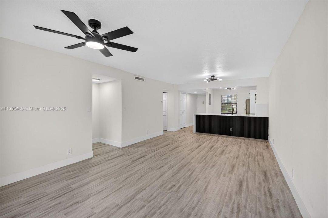 Active With Contract: $189,900 (2 beds, 2 baths, 995 Square Feet)