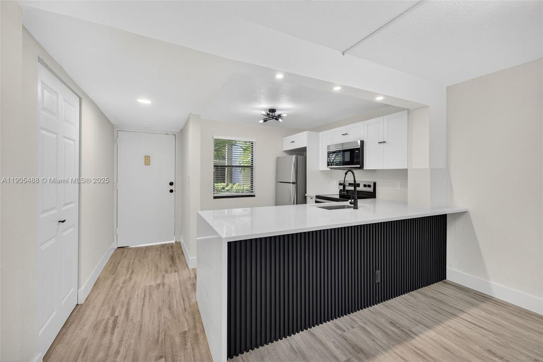 Active With Contract: $189,900 (2 beds, 2 baths, 995 Square Feet)