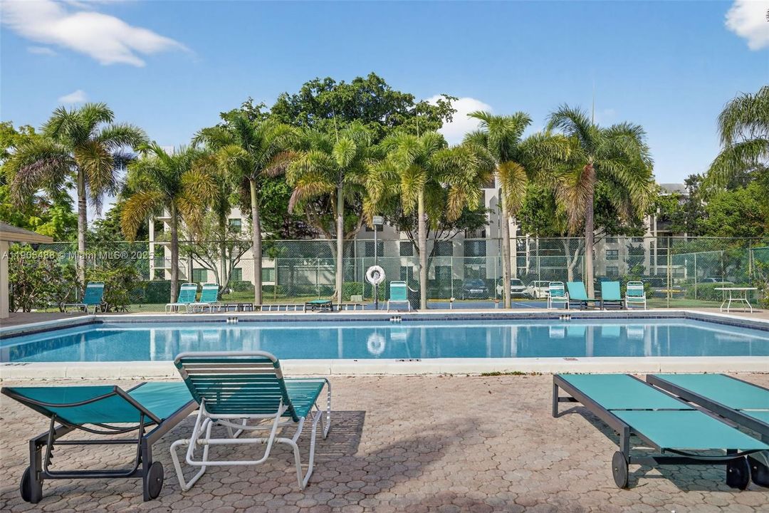 Active With Contract: $189,900 (2 beds, 2 baths, 995 Square Feet)