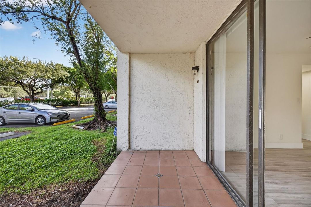 Active With Contract: $189,900 (2 beds, 2 baths, 995 Square Feet)