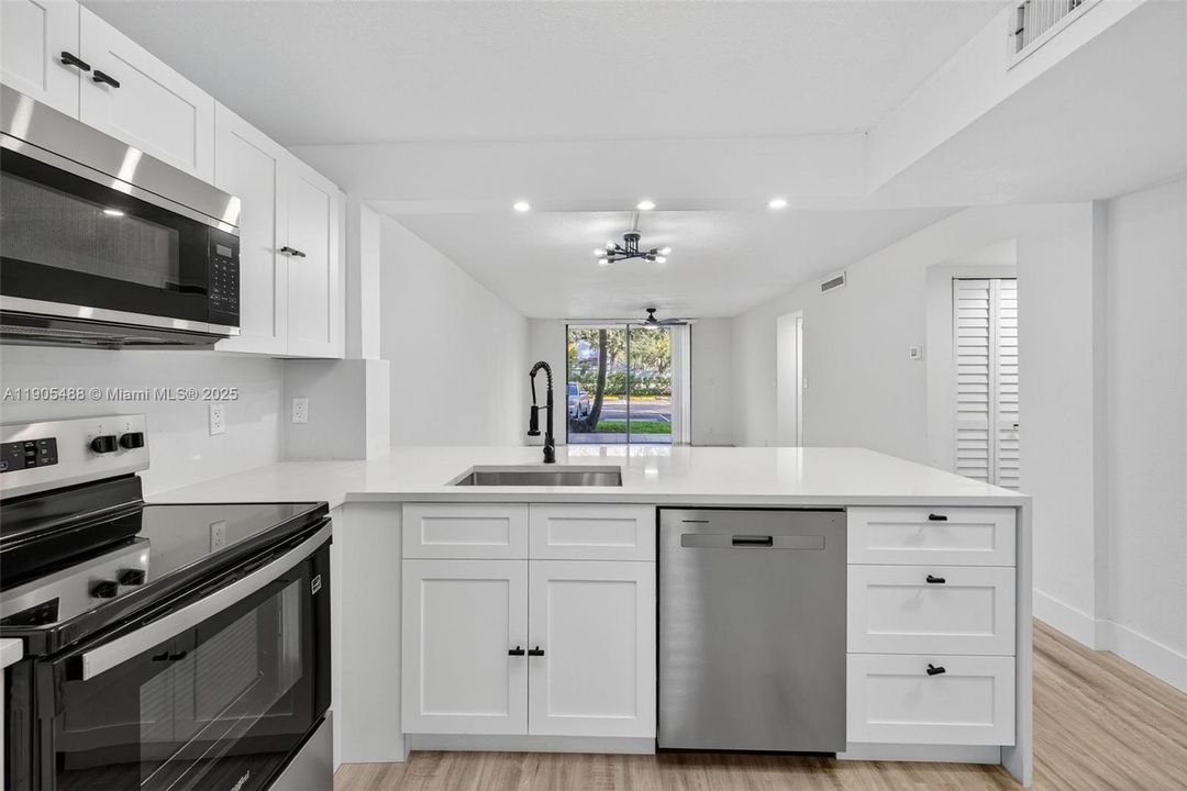 Active With Contract: $189,900 (2 beds, 2 baths, 995 Square Feet)