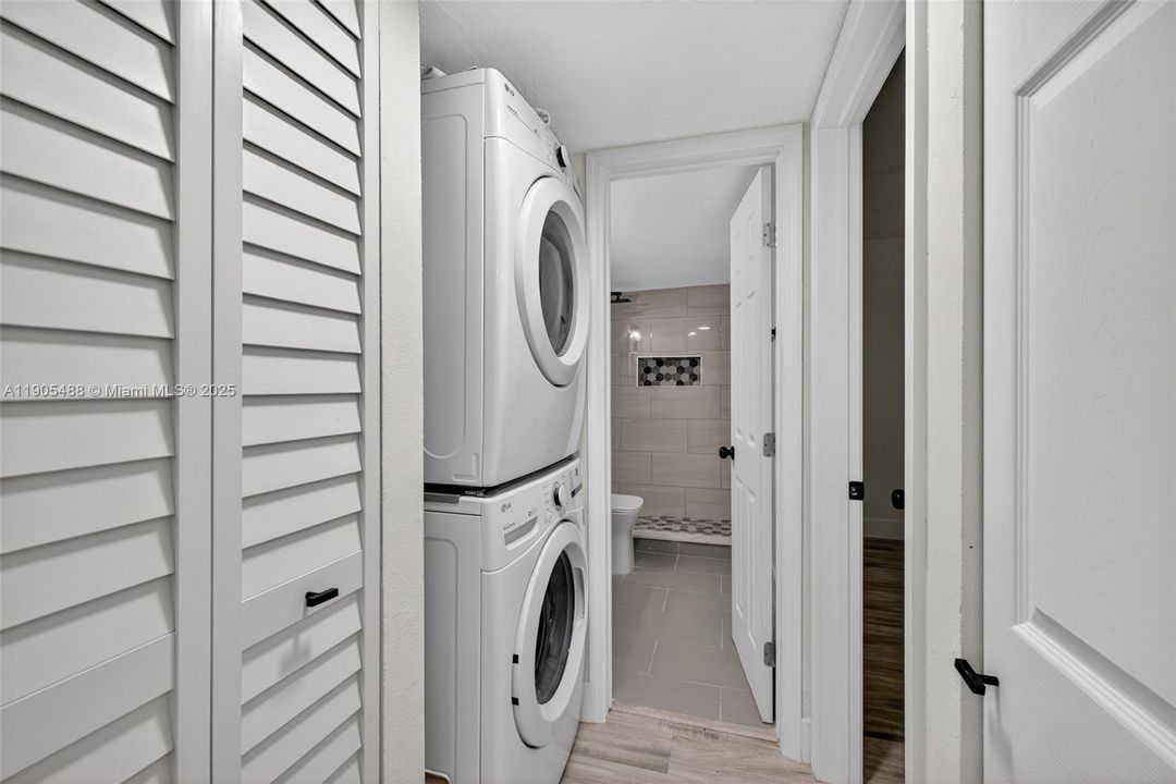 Active With Contract: $189,900 (2 beds, 2 baths, 995 Square Feet)