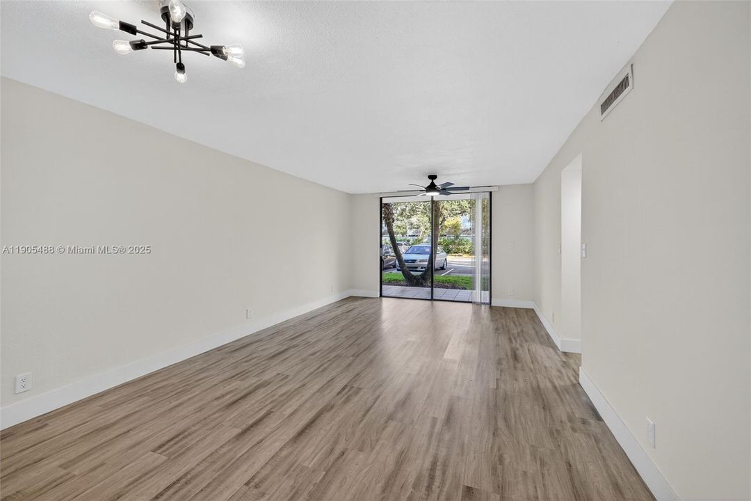 Active With Contract: $189,900 (2 beds, 2 baths, 995 Square Feet)