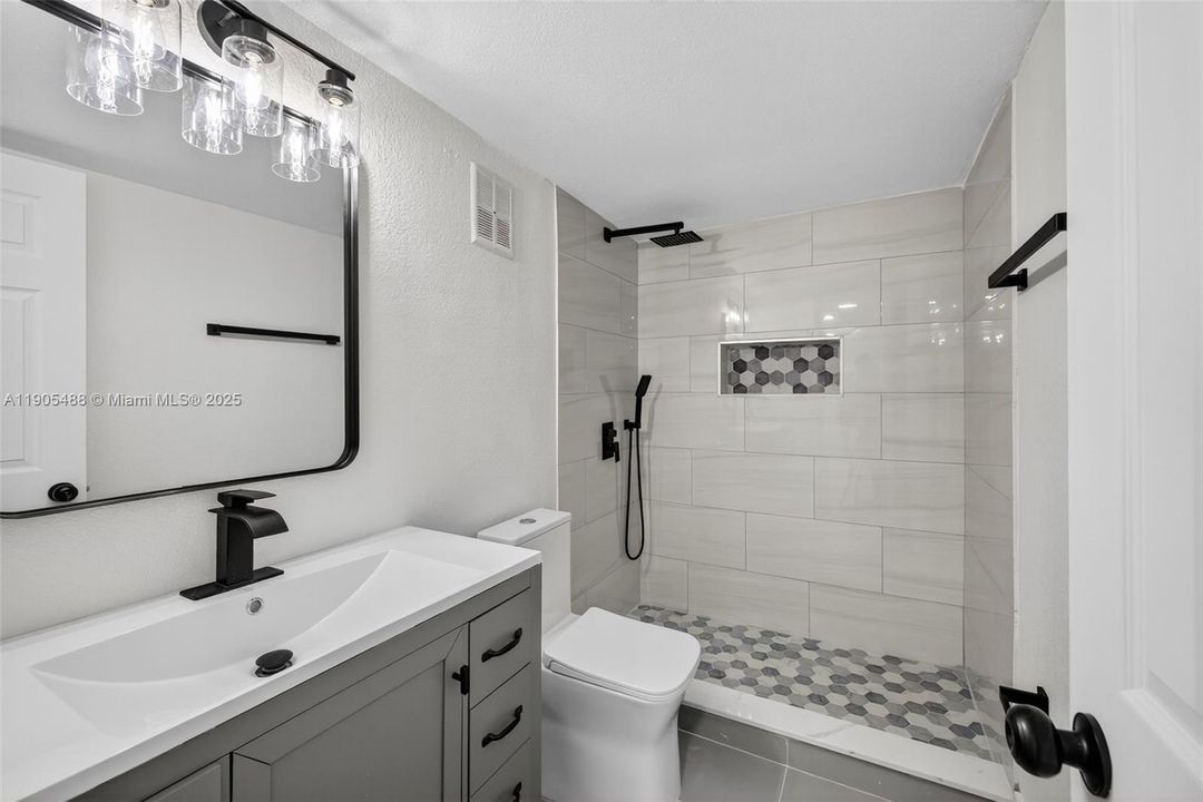 Active With Contract: $189,900 (2 beds, 2 baths, 995 Square Feet)