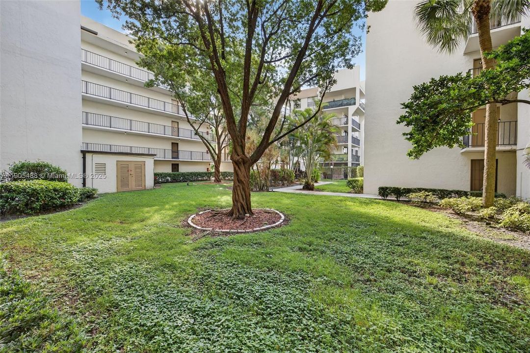 Active With Contract: $189,900 (2 beds, 2 baths, 995 Square Feet)