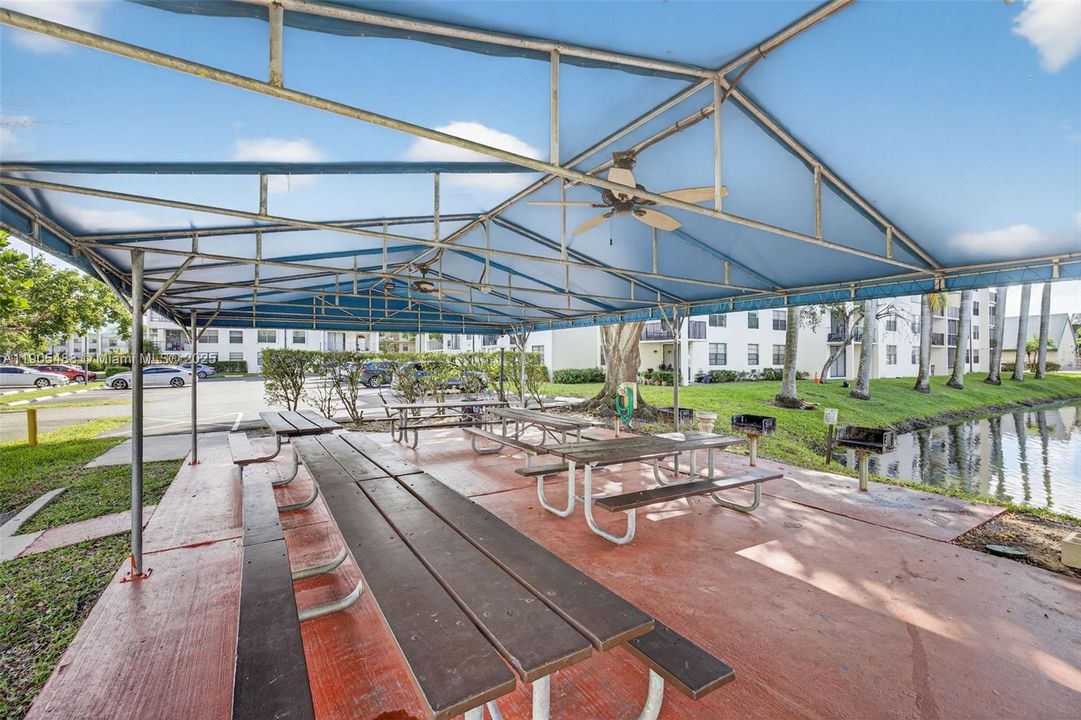 Active With Contract: $189,900 (2 beds, 2 baths, 995 Square Feet)