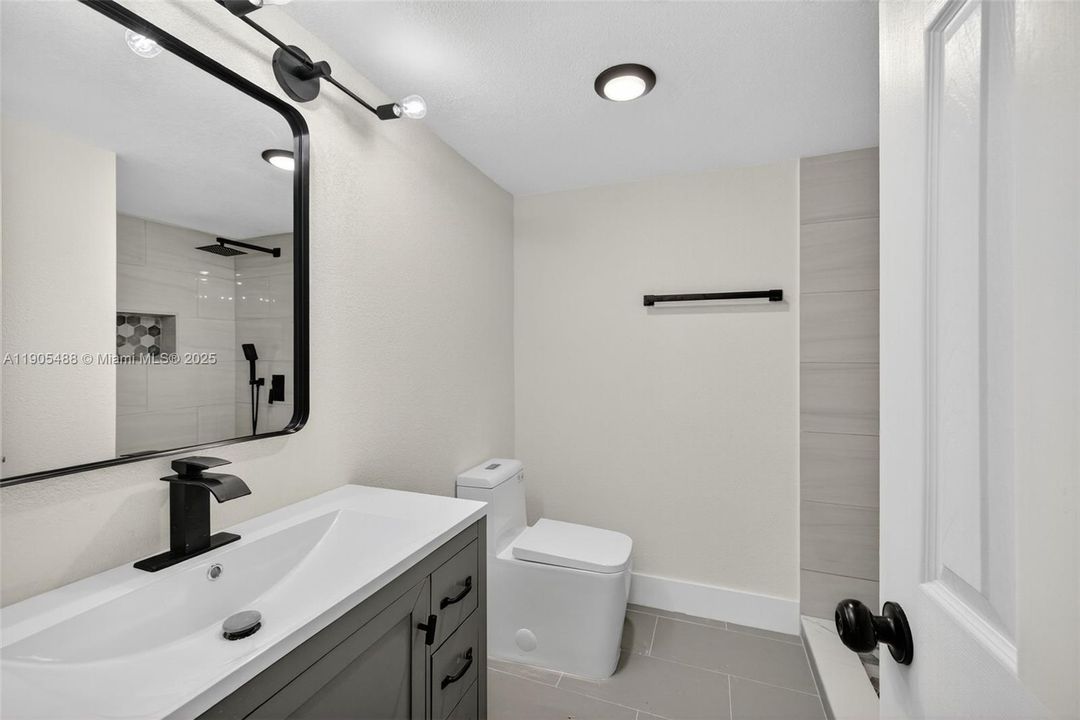 Active With Contract: $189,900 (2 beds, 2 baths, 995 Square Feet)