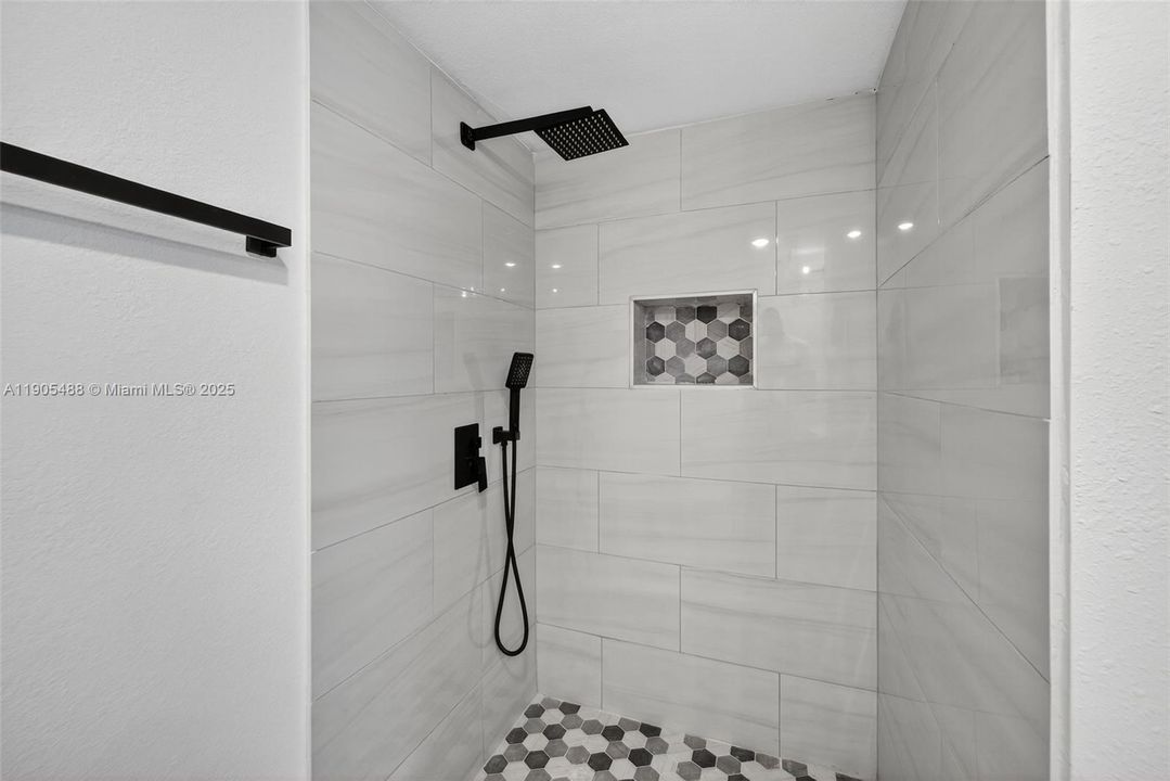 Active With Contract: $189,900 (2 beds, 2 baths, 995 Square Feet)