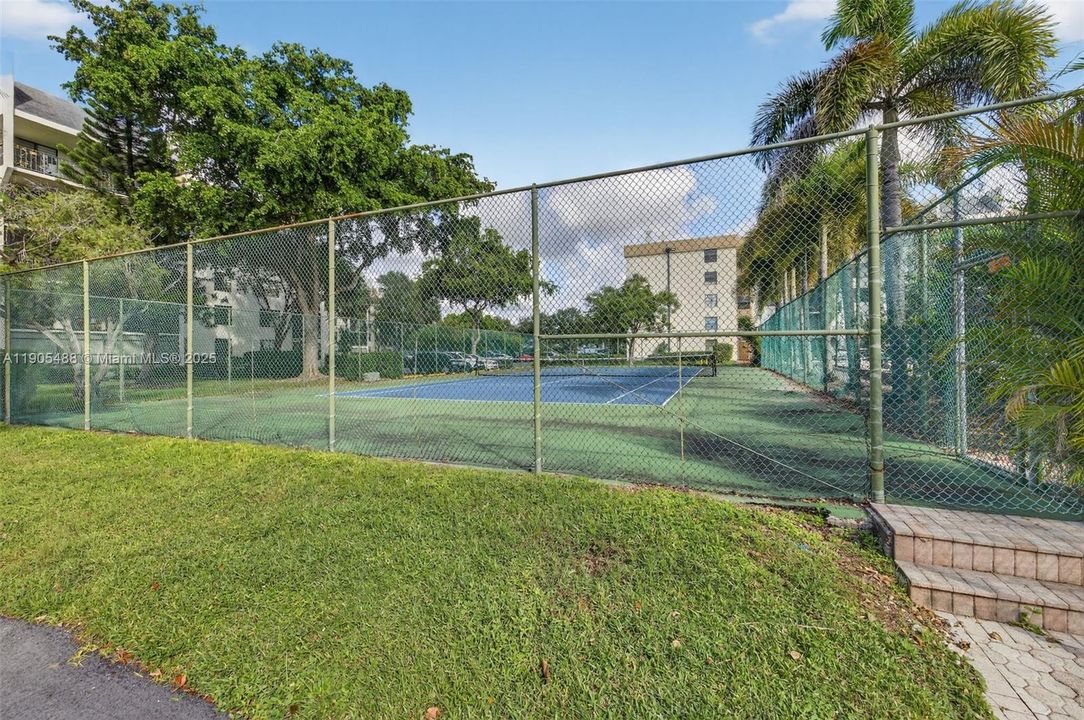 Active With Contract: $189,900 (2 beds, 2 baths, 995 Square Feet)