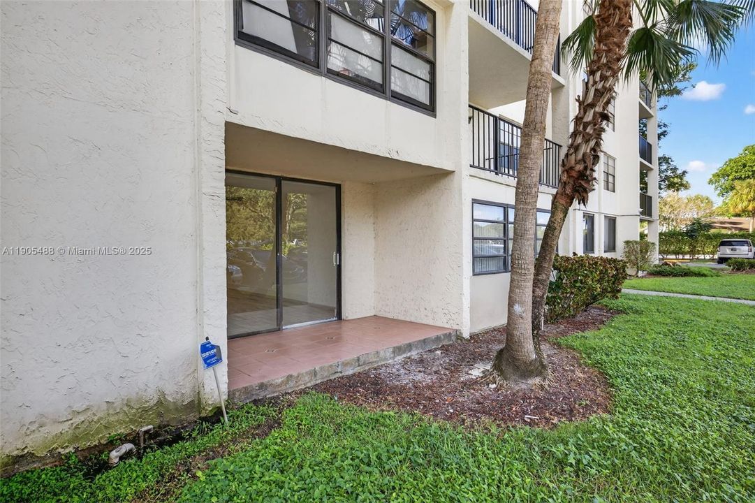 Active With Contract: $189,900 (2 beds, 2 baths, 995 Square Feet)