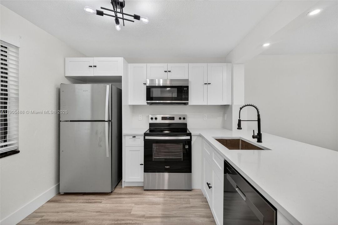 Active With Contract: $189,900 (2 beds, 2 baths, 995 Square Feet)