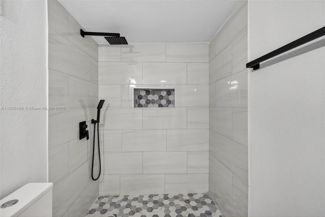 Active With Contract: $189,900 (2 beds, 2 baths, 995 Square Feet)