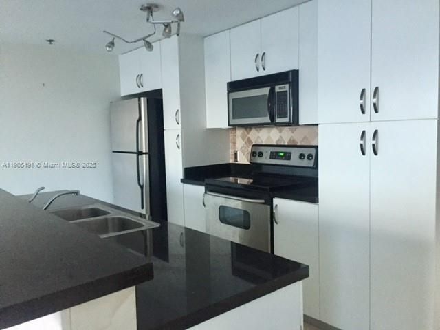 For Rent: $2,500 (1 beds, 1 baths, 714 Square Feet)