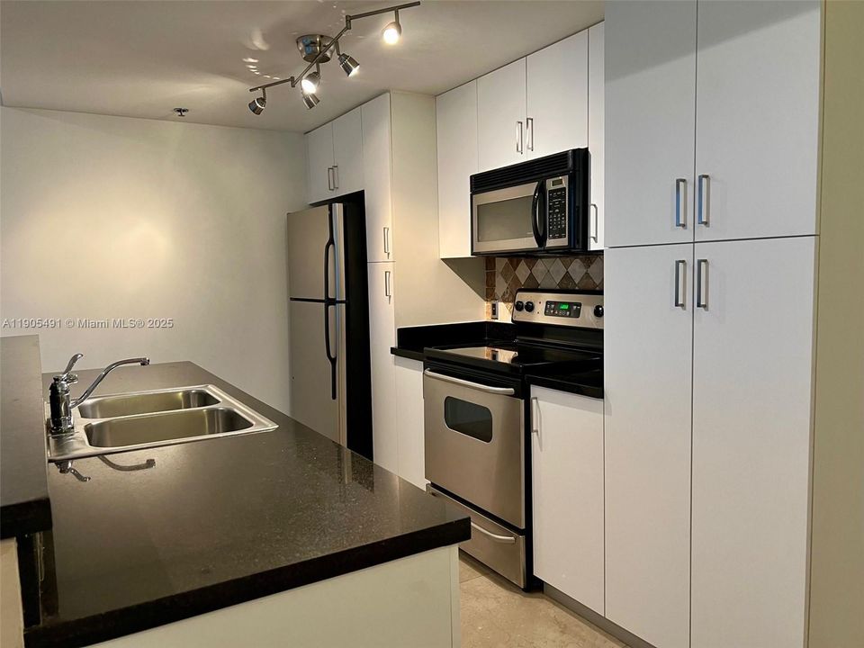 For Rent: $2,500 (1 beds, 1 baths, 714 Square Feet)