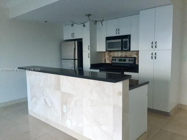 For Rent: $2,500 (1 beds, 1 baths, 714 Square Feet)