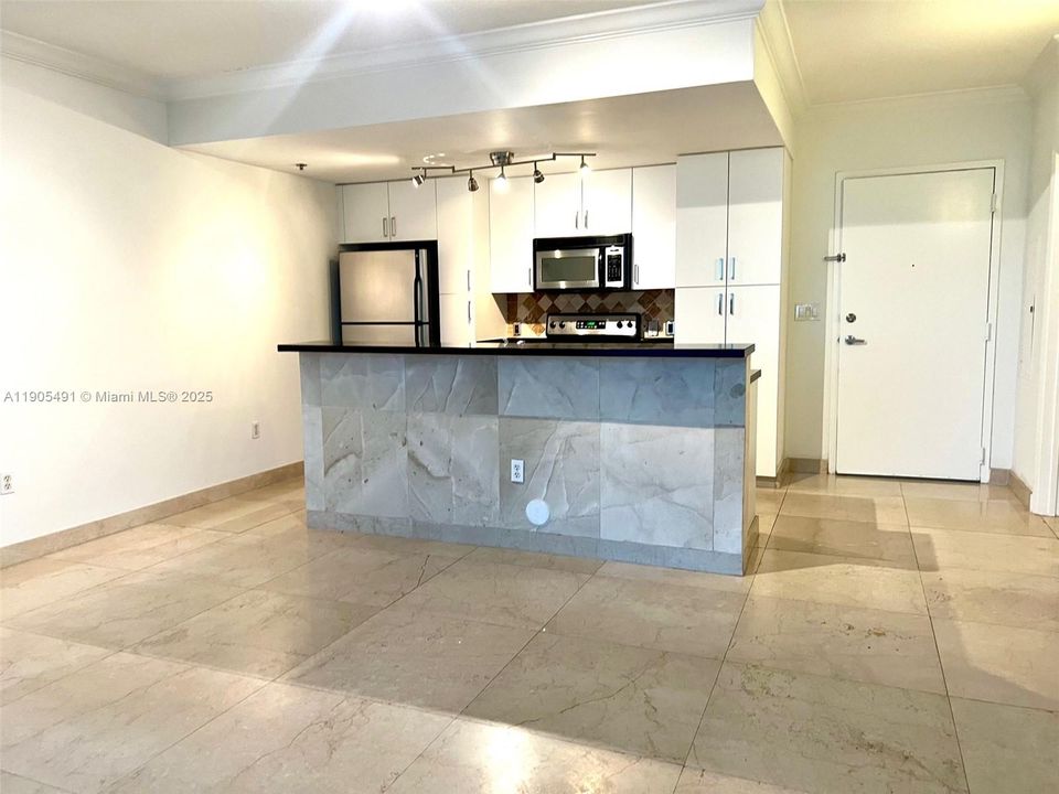 For Rent: $2,500 (1 beds, 1 baths, 714 Square Feet)