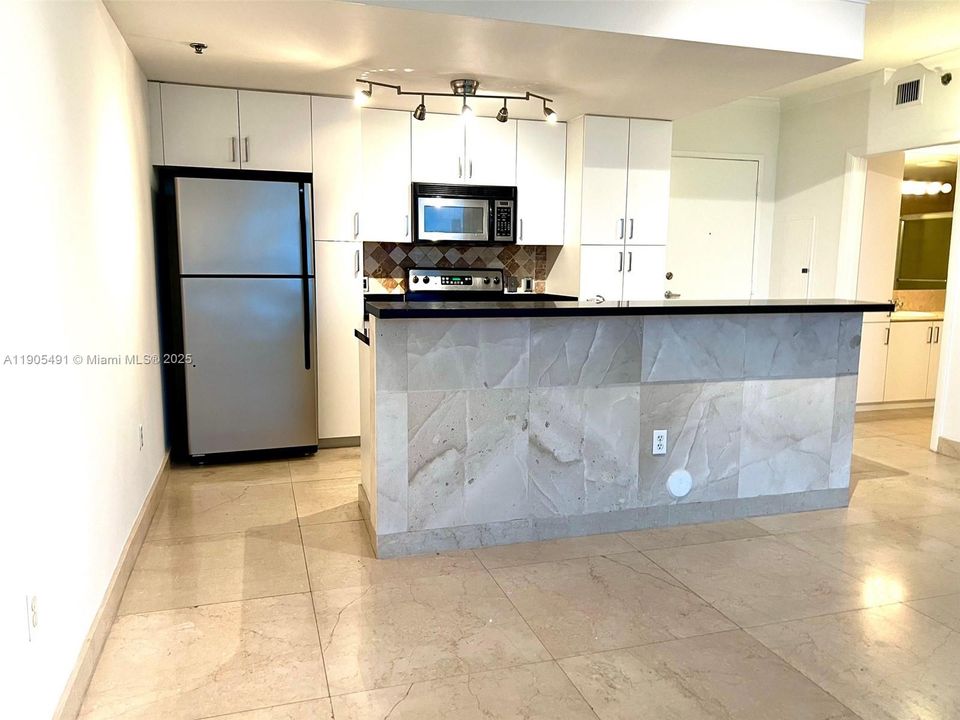 For Rent: $2,500 (1 beds, 1 baths, 714 Square Feet)