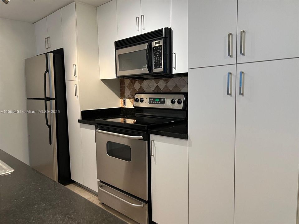 For Rent: $2,500 (1 beds, 1 baths, 714 Square Feet)