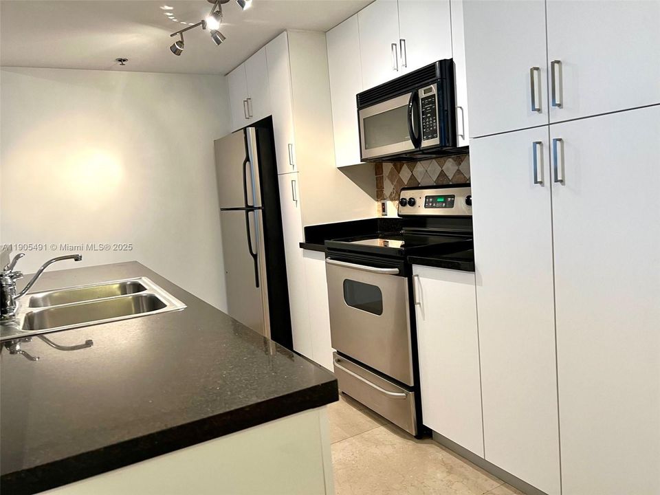 For Rent: $2,500 (1 beds, 1 baths, 714 Square Feet)