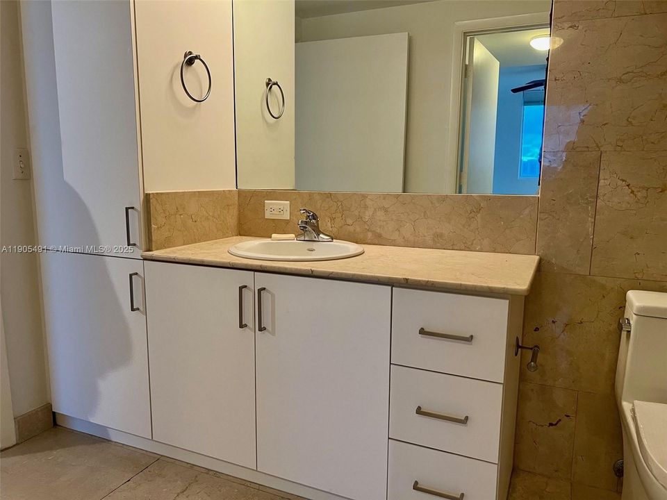 For Rent: $2,500 (1 beds, 1 baths, 714 Square Feet)