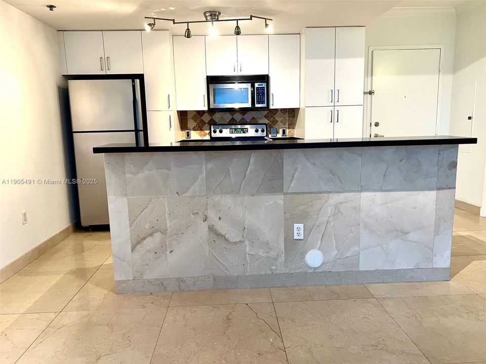 For Rent: $2,500 (1 beds, 1 baths, 714 Square Feet)