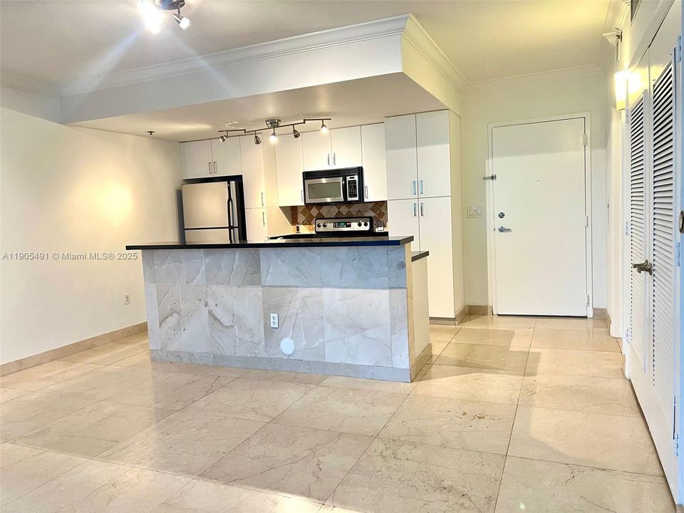 For Rent: $2,500 (1 beds, 1 baths, 714 Square Feet)