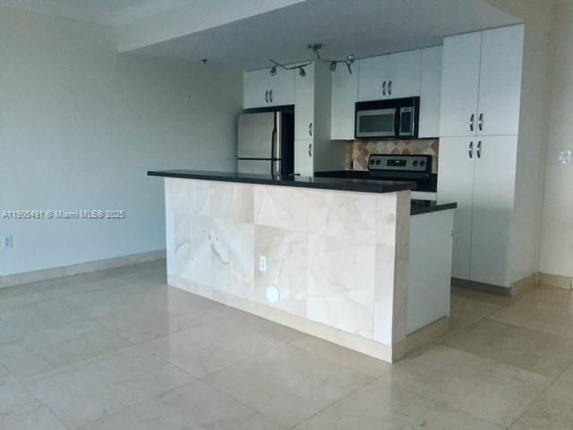 For Rent: $2,500 (1 beds, 1 baths, 714 Square Feet)