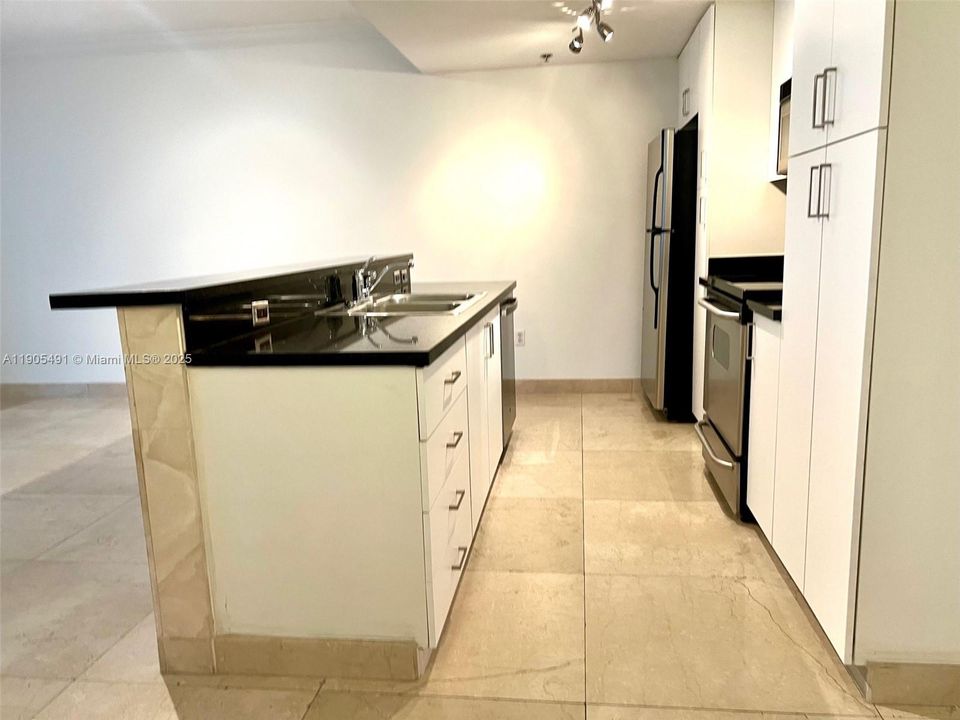 For Rent: $2,500 (1 beds, 1 baths, 714 Square Feet)