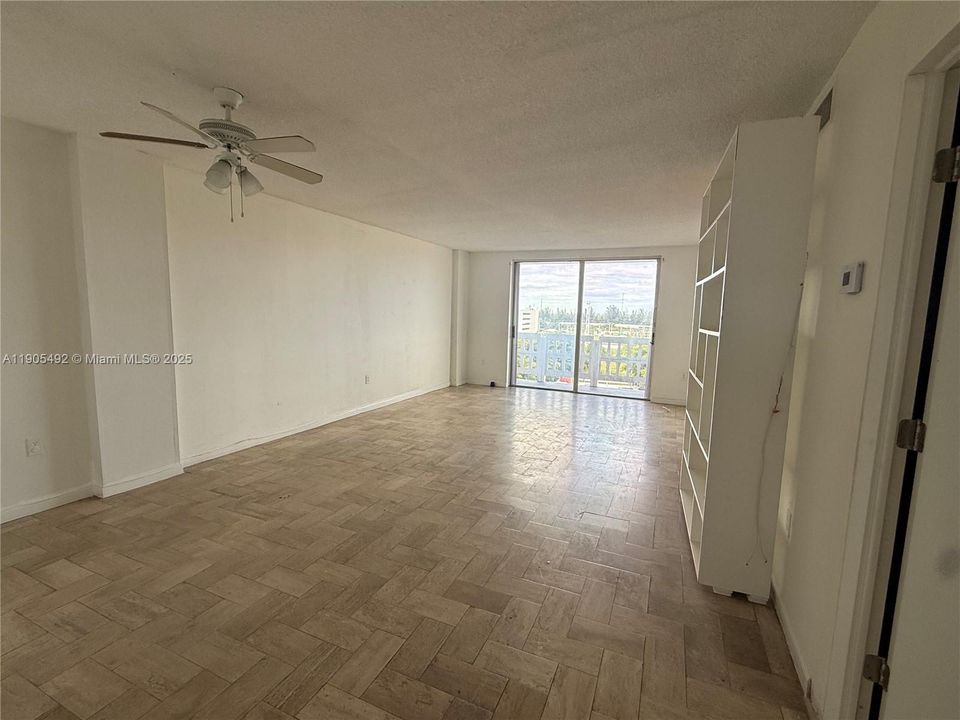 Active With Contract: $1,800 (2 beds, 2 baths, 1087 Square Feet)