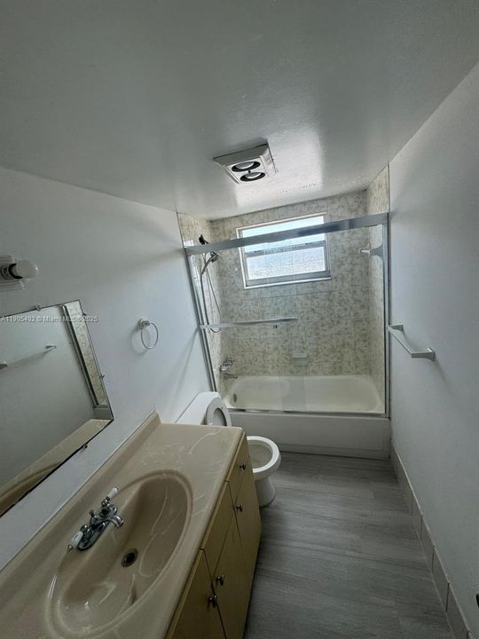 Active With Contract: $1,800 (2 beds, 2 baths, 1087 Square Feet)