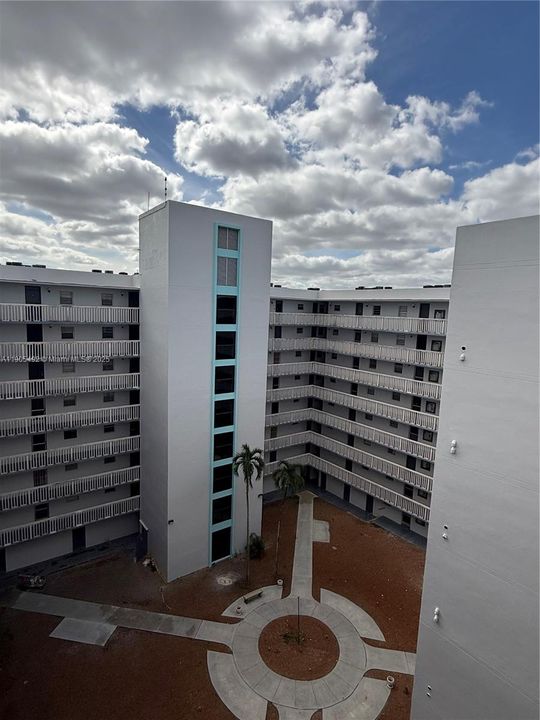 Active With Contract: $1,800 (2 beds, 2 baths, 1087 Square Feet)