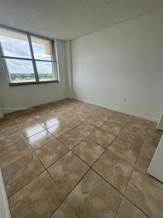 Active With Contract: $1,800 (2 beds, 2 baths, 1087 Square Feet)