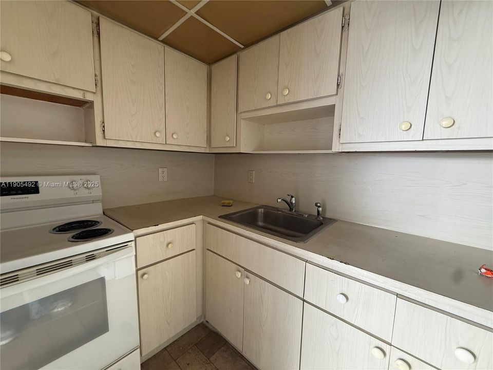 Active With Contract: $1,800 (2 beds, 2 baths, 1087 Square Feet)