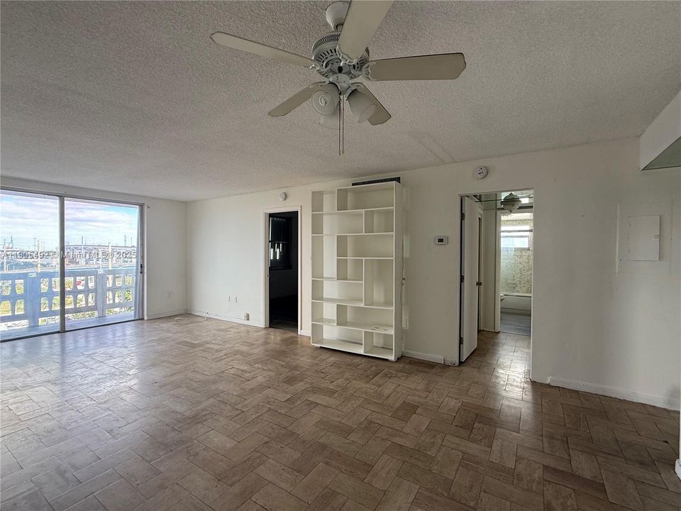 Active With Contract: $1,800 (2 beds, 2 baths, 1087 Square Feet)