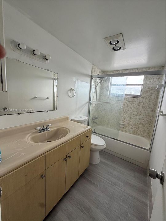 Active With Contract: $1,800 (2 beds, 2 baths, 1087 Square Feet)