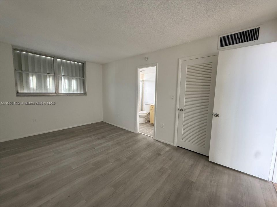 Active With Contract: $1,800 (2 beds, 2 baths, 1087 Square Feet)
