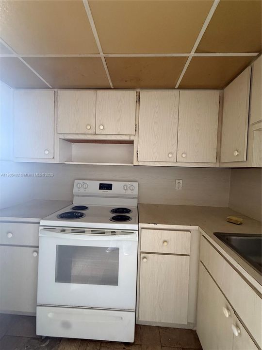 Active With Contract: $1,800 (2 beds, 2 baths, 1087 Square Feet)