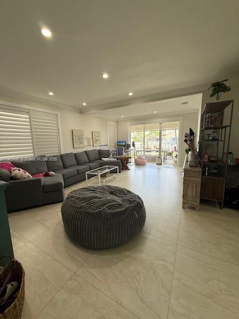 For Sale: $850,000 (5 beds, 2 baths, 2364 Square Feet)