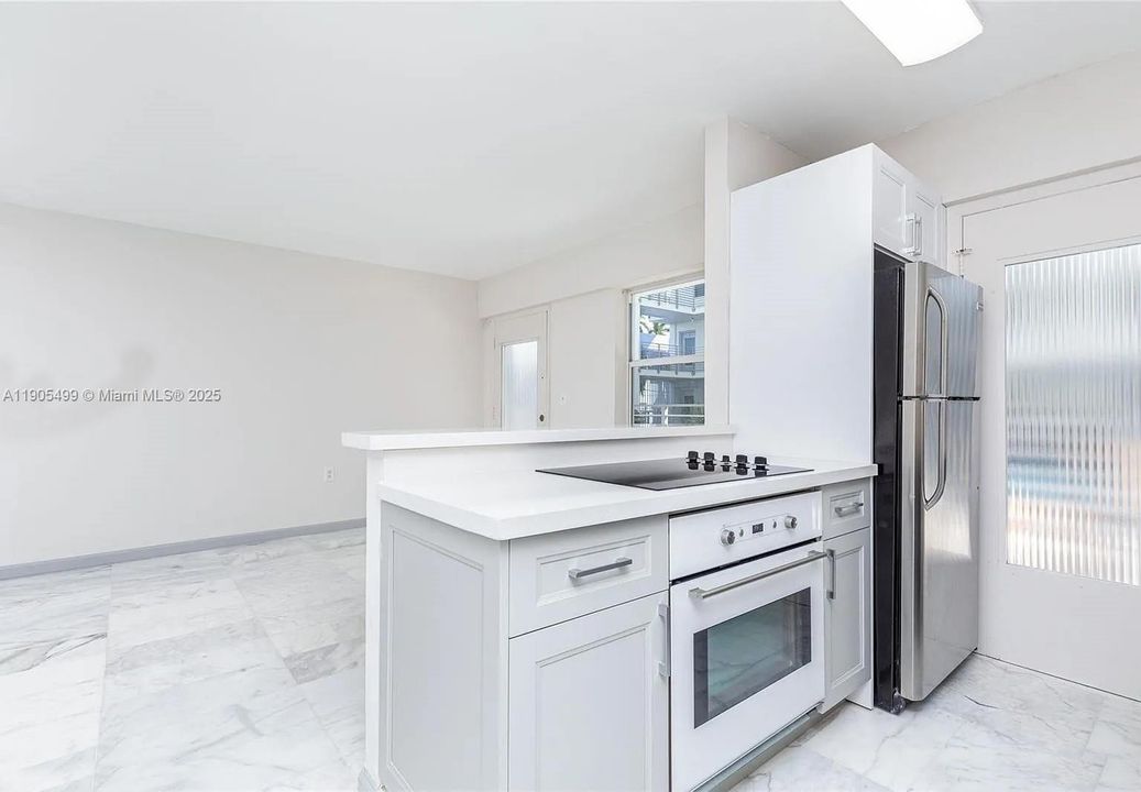 出租: $2,300 (1 贝兹, 1 浴室, 694 平方英尺)