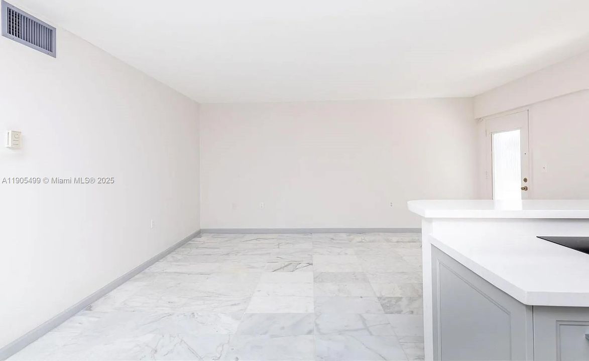 出租: $2,300 (1 贝兹, 1 浴室, 694 平方英尺)