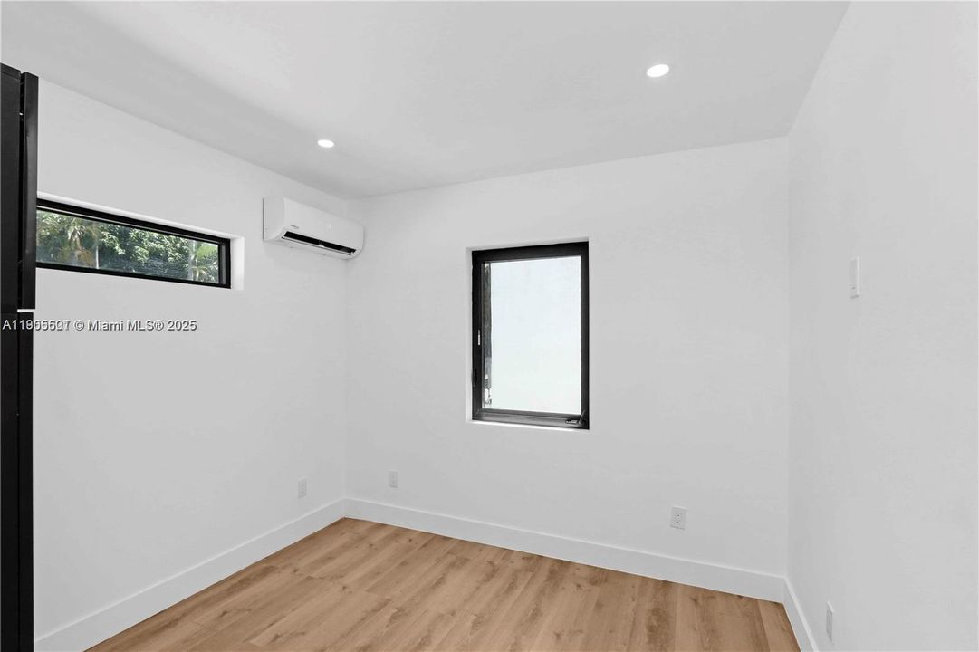 Active With Contract: $2,300 (2 beds, 1 baths, 4315 Square Feet)