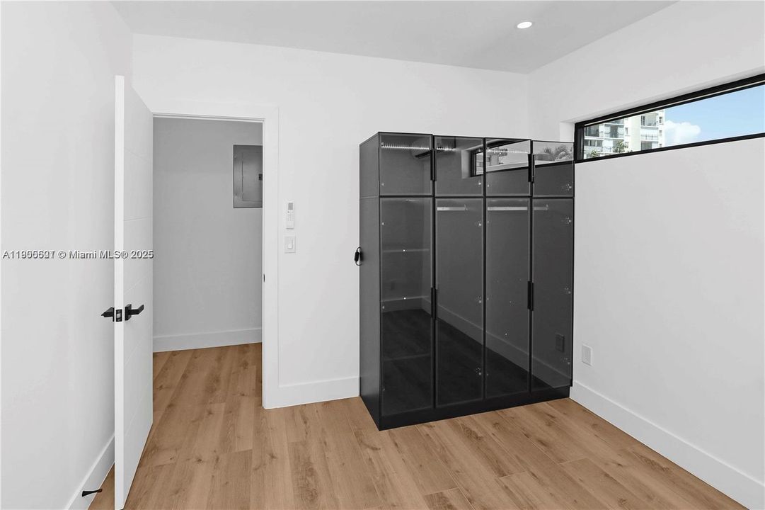 Active With Contract: $2,300 (2 beds, 1 baths, 4315 Square Feet)
