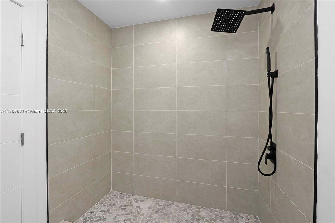 Active With Contract: $2,300 (2 beds, 1 baths, 4315 Square Feet)