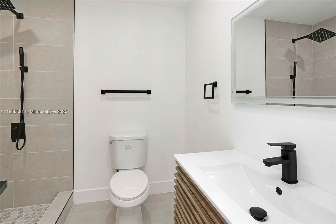 Active With Contract: $2,300 (2 beds, 1 baths, 4315 Square Feet)