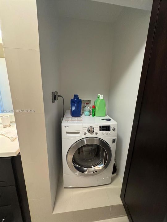 For Rent: $3,300 (1 beds, 2 baths, 1283 Square Feet)