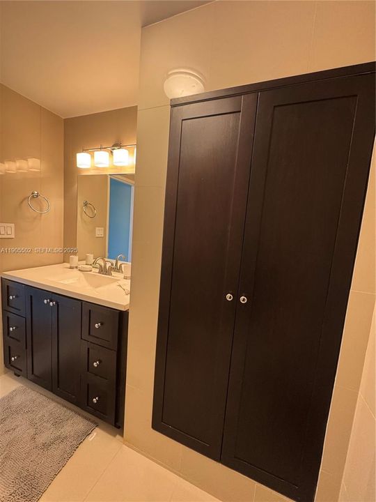 For Rent: $3,300 (1 beds, 2 baths, 1283 Square Feet)