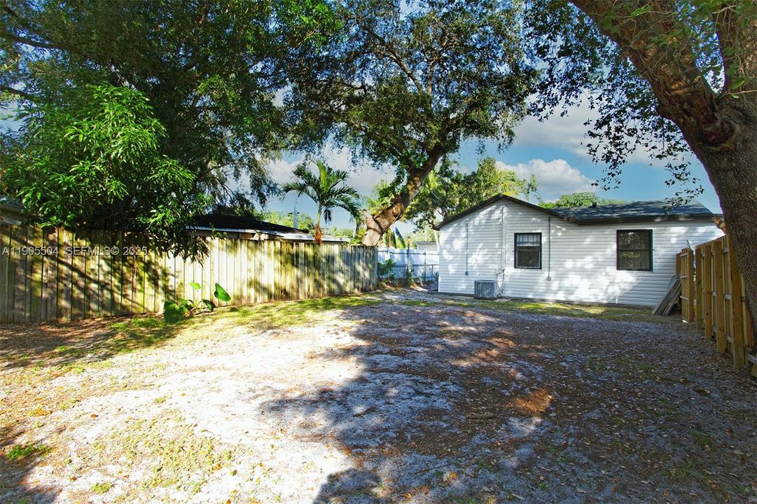 Active With Contract: $2,200 (2 beds, 1 baths, 1128 Square Feet)