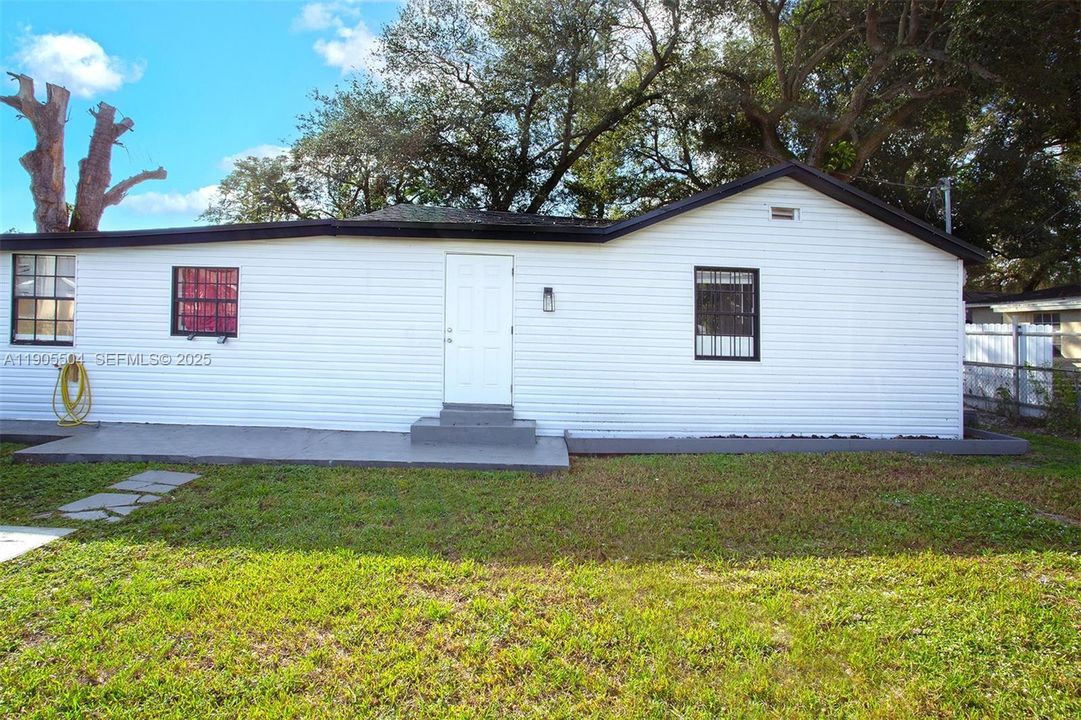 Active With Contract: $2,200 (2 beds, 1 baths, 1128 Square Feet)