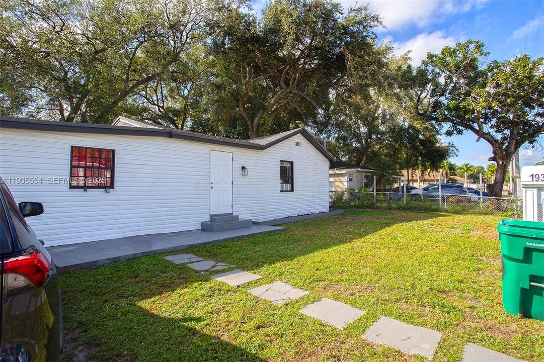 Active With Contract: $2,200 (2 beds, 1 baths, 1128 Square Feet)